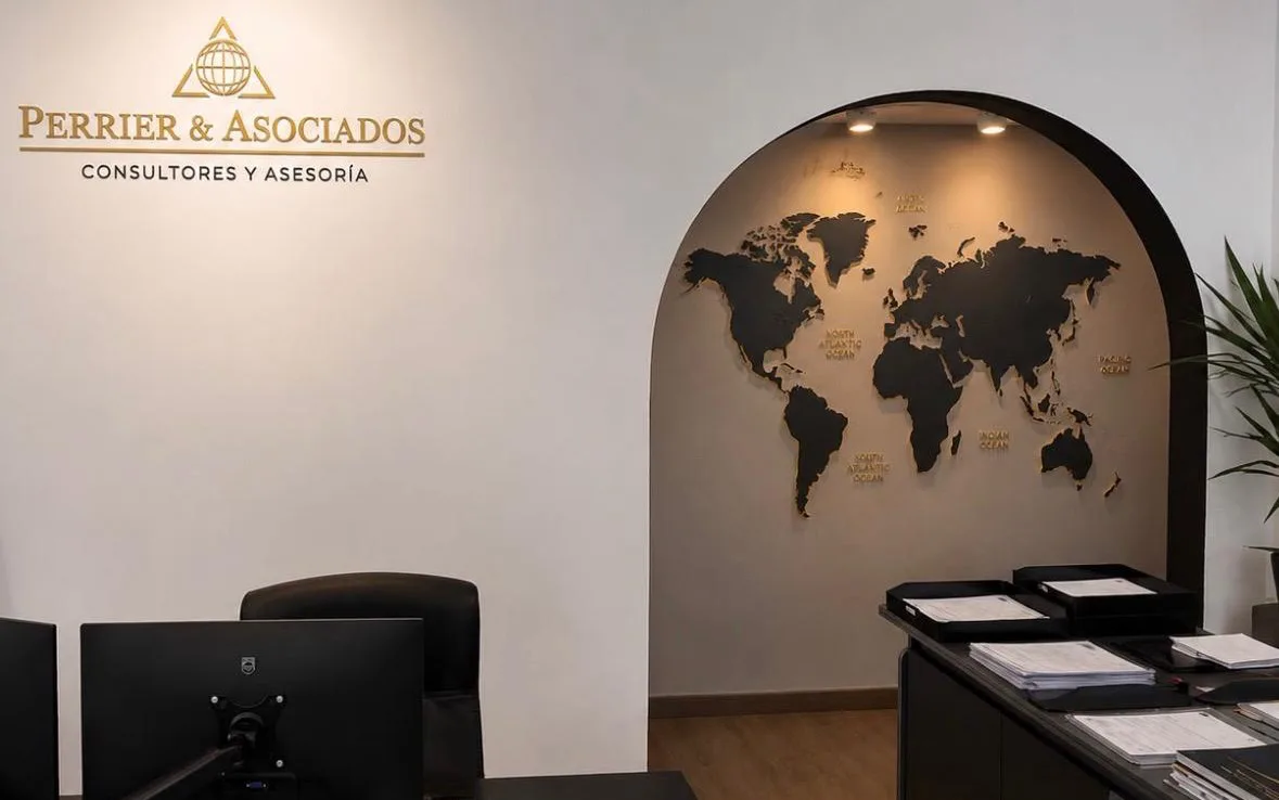 Recepción de las oficinas de Perrier & Asociados, con mapamundi en la pared